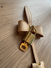 Lade das Bild in den Galerie-Viewer, LOUIS VUITTON ANHÄNGER INKL. SCHLÜSSEL