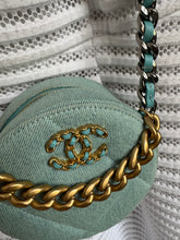 Lade das Bild in den Galerie-Viewer, CHANEL 19 DENIM ROUND CLUTCH