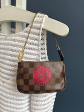 Lade das Bild in den Galerie-Viewer, LOUIS VUITTON MINI POCHETTE
