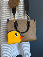 Lade das Bild in den Galerie-Viewer, LOUIS VUITTON ONTHEGO PM DUCK