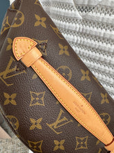 Lade das Bild in den Galerie-Viewer, LOUIS VUITTON BUMBAG