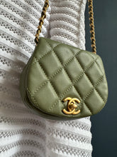 Lade das Bild in den Galerie-Viewer, CHANEL COCO MAIL MINI CLUTCH
