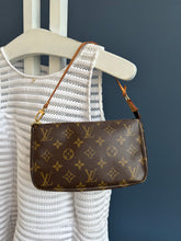 Lade das Bild in den Galerie-Viewer, LOUIS VUITTON POCHETTE ACCESSOIRES