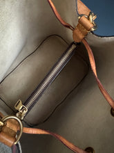 Lade das Bild in den Galerie-Viewer, LOUIS VUITTON NÉONOÉ SUMMER TRUNK