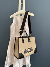 Lade das Bild in den Galerie-Viewer, MCM MÜNCHEN SHOPPER INKL. CLUTCH