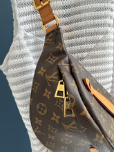Lade das Bild in den Galerie-Viewer, LOUIS VUITTON BUMBAG
