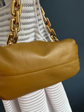 Lade das Bild in den Galerie-Viewer, BOTTEGA VENETA CHAIN POUCH
