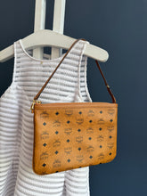 Lade das Bild in den Galerie-Viewer, MCM CLUTCH