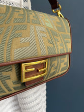 Lade das Bild in den Galerie-Viewer, FENDI BAGUETTE