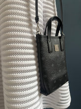 Lade das Bild in den Galerie-Viewer, MCM AREN BAG