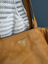 Lade das Bild in den Galerie-Viewer, PRADA VITELLO DAINO BAG