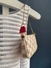 Lade das Bild in den Galerie-Viewer, LOUIS VUITTON MINI POCHETTE