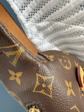 Lade das Bild in den Galerie-Viewer, LOUIS VUITTON BUMBAG
