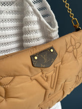 Lade das Bild in den Galerie-Viewer, LOUIS VUITTON PILLOW POCHETTE