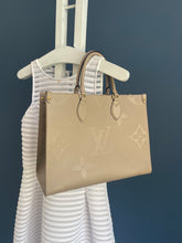 Lade das Bild in den Galerie-Viewer, LOUIS VUITTON ONTHEGO MM EMPREINTE