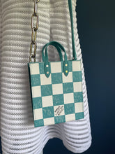 Lade das Bild in den Galerie-Viewer, LOUIS VUITTON SAC PLAT XS