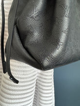 Lade das Bild in den Galerie-Viewer, LOUIS VUITTON BELLA TOTE MAHINA