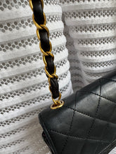 Lade das Bild in den Galerie-Viewer, CHANEL VINTAGE CLASSIC FLAP BAG