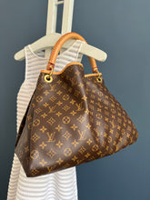 Lade das Bild in den Galerie-Viewer, LOUIS VUITTON ARTSY MM