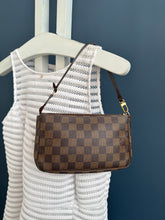 Lade das Bild in den Galerie-Viewer, LOUIS VUITTON POCHETTE