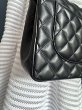 Lade das Bild in den Galerie-Viewer, CHANEL DOUBLE FLAP JUMBO