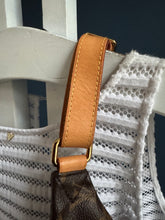 Lade das Bild in den Galerie-Viewer, LOUIS VUITTON BUMBAG