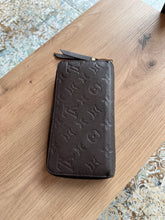 Lade das Bild in den Galerie-Viewer, LOUIS VUITTON ZIPPY EMPREINTE