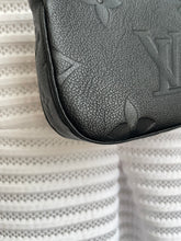 Lade das Bild in den Galerie-Viewer, LOUIS VUITTON MINI POCHETTE EMPREINTE