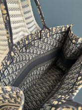 Lade das Bild in den Galerie-Viewer, DIOR TOTE BOOK LARGE