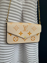 Lade das Bild in den Galerie-Viewer, LOUIS VUITTON FÉLICIE BY THE POOL
