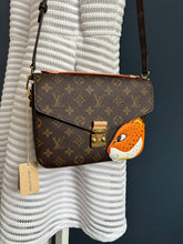 Lade das Bild in den Galerie-Viewer, LOUIS VUITTON MÉTIS ANIMAL