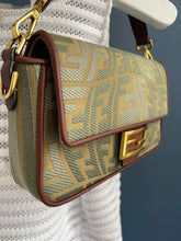 Lade das Bild in den Galerie-Viewer, FENDI BAGUETTE