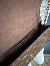 Lade das Bild in den Galerie-Viewer, LOUIS VUITTON LILY WOC