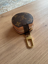 Lade das Bild in den Galerie-Viewer, LOUIS VUITTON AIRPOD CASE / ANHÄNGER