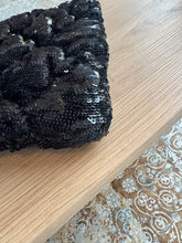 Lade das Bild in den Galerie-Viewer, CHANEL 19 POUCH