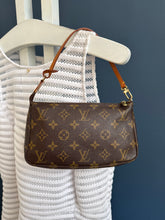 Lade das Bild in den Galerie-Viewer, LOUIS VUITTON POCHETTE ACCESSOIRES