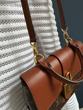Lade das Bild in den Galerie-Viewer, LOUIS VUITTON LOCKY BB