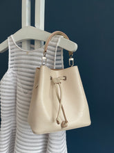 Lade das Bild in den Galerie-Viewer, LOUIS VUITTON NÉONOÉ BB EPI