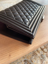 Lade das Bild in den Galerie-Viewer, CHANEL BOY FRAME CLUTCH