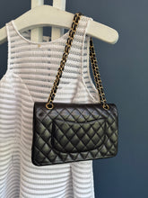 Lade das Bild in den Galerie-Viewer, CHANEL DOUBLE FLAP MEDIUM