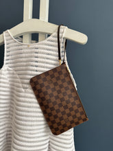 Lade das Bild in den Galerie-Viewer, LOUIS VUITTON CLUTCH