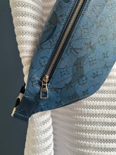 Lade das Bild in den Galerie-Viewer, LOUIS VUITTON AQUA GARDEN BUMBAG