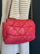 Lade das Bild in den Galerie-Viewer, CHANEL 19