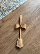 Lade das Bild in den Galerie-Viewer, LOUIS VUITTON ANHÄNGER INKL. SCHLÜSSEL