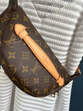 Lade das Bild in den Galerie-Viewer, LOUIS VUITTON BUMBAG