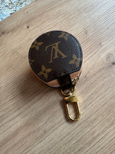 Lade das Bild in den Galerie-Viewer, LOUIS VUITTON AIRPOD CASE / ANHÄNGER