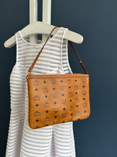 Lade das Bild in den Galerie-Viewer, MCM CLUTCH