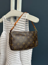 Lade das Bild in den Galerie-Viewer, LOUIS VUITTON POCHETTE ACCESSOIRES