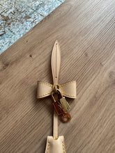 Lade das Bild in den Galerie-Viewer, LOUIS VUITTON ANHÄNGER INKL. SCHLÜSSEL