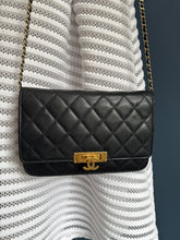 Lade das Bild in den Galerie-Viewer, CHANEL GOLDEN CLASS WOC